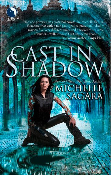 Cast In Shadow (The Chronicles of Elantra, Book 1) - Michelle Sagara